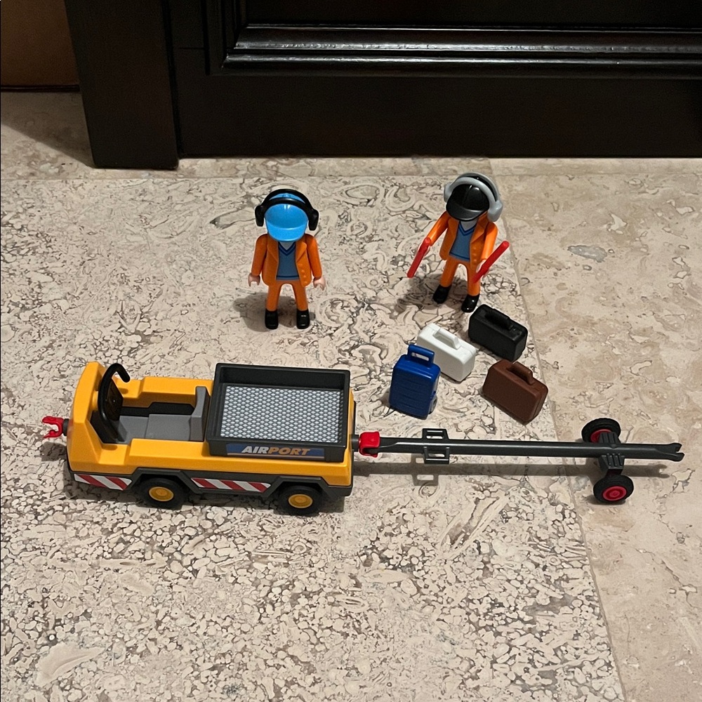 Playmobil Aircraft Tug with Ground Crew (5396)
